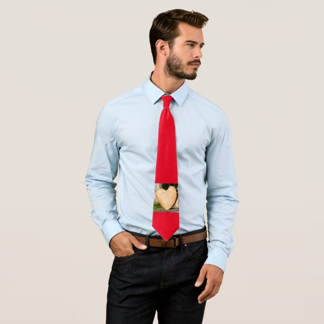 wooden heart neck tie (In Situ)