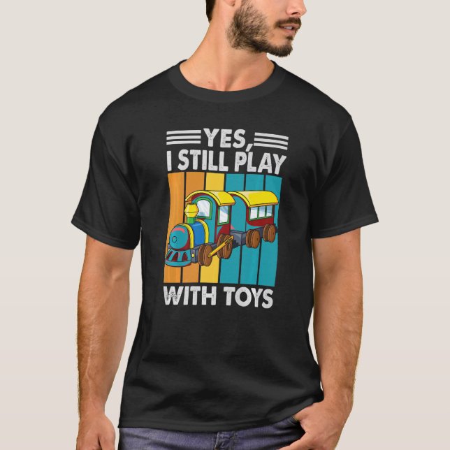 Yes I Still Play With Toys  Trains  Caboose  Colle T-Shirt (Front)
