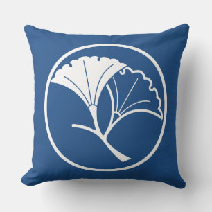 Yin and yang ginkgo leaves in threadlike ring cushion