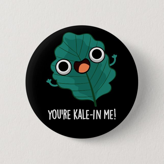 You're Kale-in Me Funny Veggie Kale Pun Dark BG 6 Cm Round Badge (Front)