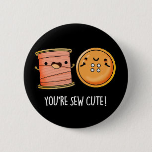 You're Sew Cute Sewing Pun Dark BG 6 Cm Round Badge