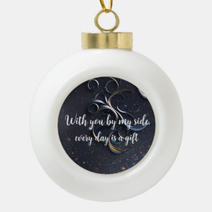 Zarte Ornamente in blau Ceramic Ball Christmas Ornament