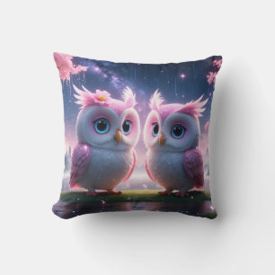 Zwei kleine Eulen in einer Traumwelt Cushion